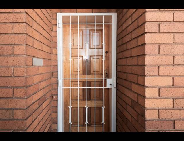 1 BEDROOM APARTMENT FOR SALE IN MALVERN EAST EXT